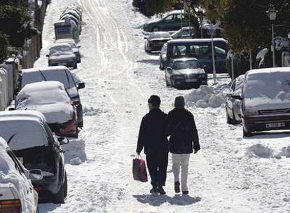 Copiosa nevada en una de las calles de Manzanares el Real.