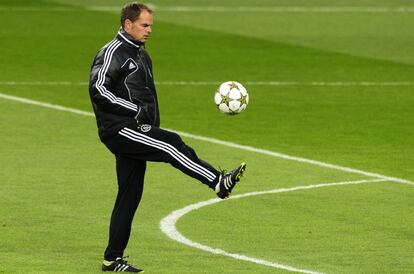Frank De Boer, entrenador del Ajax, en el césped del Santiago Bernabéu.