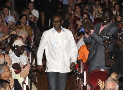 Youssou N'Dour llega ayer al teatro Palacio Valdés de Avilés, donde abrió el Foro de la Diplomacia Cultural.