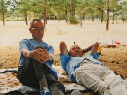 El sacerdote Leopoldo Villar y Graham Greene en un descanso durante su viaje por España.