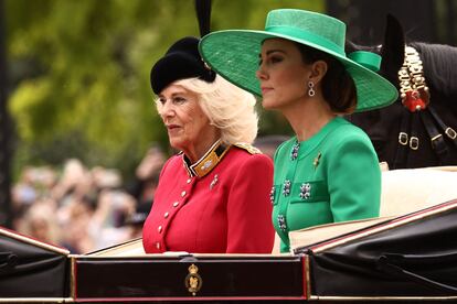 La reina Camila y la princesa de Gales en el desfile que conmemora el cumpleaños oficial del rey Carlos en carruaje de Caballos. Este es la primera celebración del Trooping the Colour para actual regente.