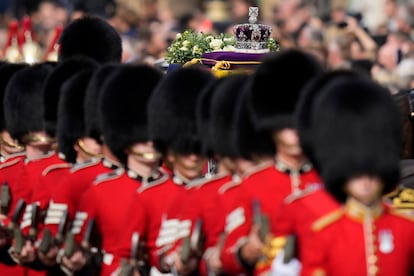 La corona imperial descansa sobre el ataúd de la reina Isabel II durante la comitiva.