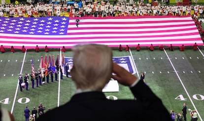 Donald Trump, este domingo durante la interpretación del himno nacional en la Super Bowl.