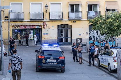 Dos coches de la policía Municipal y Nacional patrullan en la plaza de Nelson Mandela, en Lavapiés.
