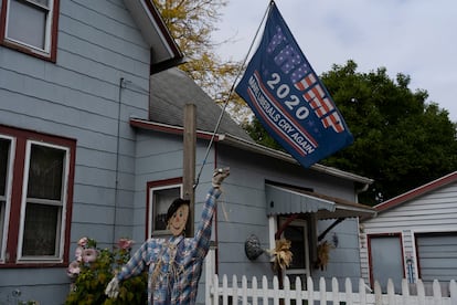 Una casa en Mount Clemens, Michigan, con propaganda electoral y decoración de Halloween.