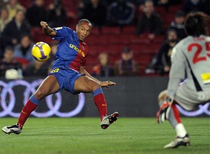 Henry intenta rematar ante Lux, portero del Mallorca.