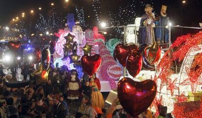 Las carrozas que transportan a los reyes Gaspar y Baltasar atraviesan la Castellana ante la mirada de miles de personas.