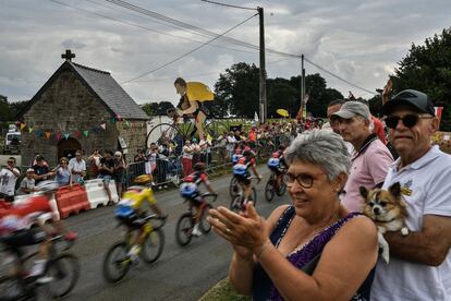 Espectadores aplauden a los corredores durante la séptima etapa del Tour de Francia entre las localidades de Fougères y Chartres, con 231 kilómetros de distancia, el 13 de julio de 2018.