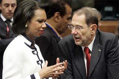 Condoleezza Rice habla con Javier Solana durante la conferencia internacional sobre Irak ayer en Bruselas.