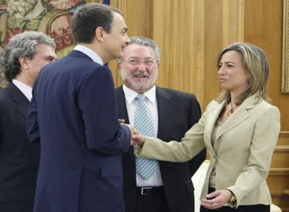 El presidente del Gobierno, José Ruiz Rodríguez Zapatero, y la nueva ministra de la Vivienda, Carme Chacón, durante la toma de posesión en La Zarzuela.
