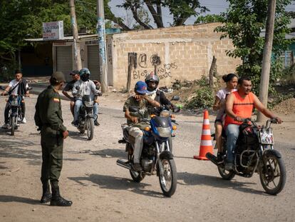 La policía requisa y retiene motos en las calles del municipio, como parte de su operativo de seguridad, en Sincelejo, Colombia.