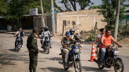 La policía requisa y retiene motos en las calles del municipio, como parte de su operativo de seguridad, en Sincelejo, Colombia.