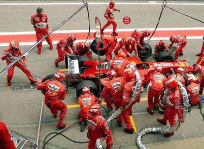 Los ingenieros de Ferrari trabajan durante un repostaje en Montmeló.