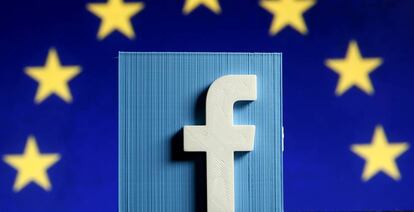 Un logo de Facebook en 3D junto a las estrellas de la bandera de la UE.