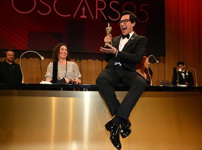 El actor Ke Huy Quan sujeta emocionado su Oscar al mejor actor de reparto por 'Todo a la vez en todas partes'. 