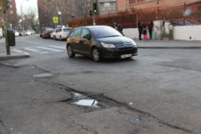 Uno de los socavones del barrio de Aluche, a la altura del instituto Blas de Otero, en la calle Maqueda.