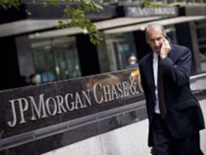 Un hombre, en la sede de JP Morgan en Nueva York. 