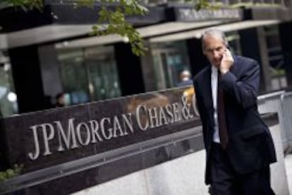 Un hombre, en la sede de JP Morgan en Nueva York. 