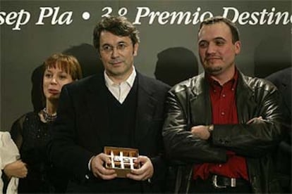 Andrés Trapiello, en el centro, al recoger ayer el Premio Nadal. A su lado, David Torres, y detrás, Ángela Vallvey, ganadora del año 2002.