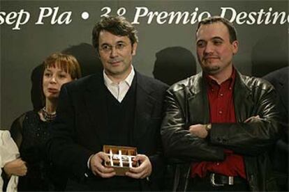 Andrés Trapiello, en el centro, al recoger ayer el Premio Nadal. A su lado, David Torres, y detrás, Ángela Vallvey, ganadora del año 2002.