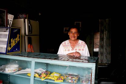 Teresa del Carmen en su tienda en Buga (Colombia).