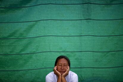 Protestas contra el gobierno de Tailandia en Bangkok. En la imagen, un manifestante descansa en el campamento levantado cerca de la sede del Gobierno tailandés. 13 de mayo 2014.