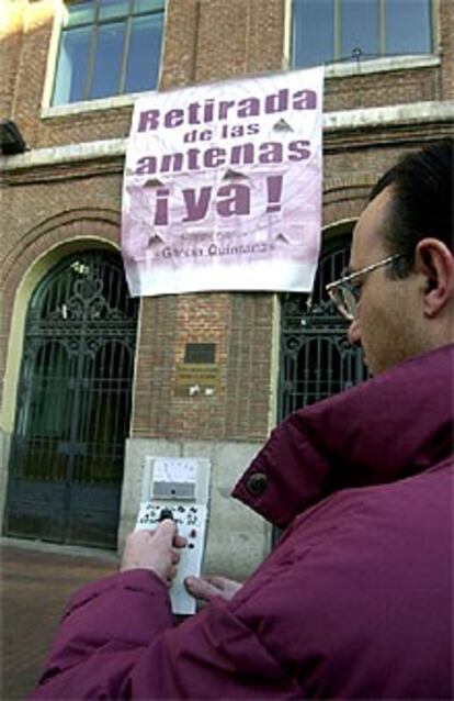 El representante de la Asociación de Consumidores de Castilla y León, Jesús Ulloa, mide la radioactividad a las puertas del García Quitana.