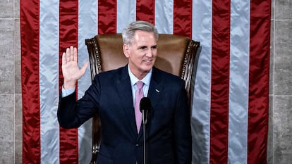 Kevin McCarthy, elegido presidente de la Cámara de Representantes de EE UU, presta juramento.
