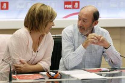 El secretario general del PSOE, Alfredo Pérez Rubalcaba, junto a la vicesecretaria general del PSOE, Elena Valenciano, durante la reunión de la Comisión Permanente del partido en que se analizaran las últimas medidas del Gobierno y la evolución de la situación económica.