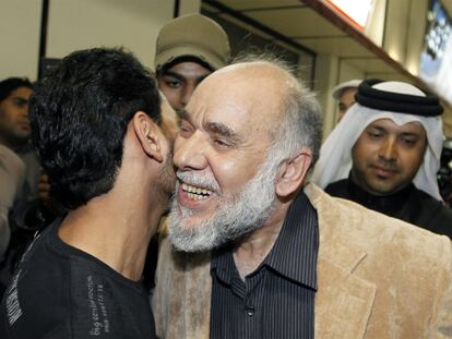 El opositor chií Hasan Mushaimaa saluda a miembros de su partido a su llegada al aeropuerto de Manama.