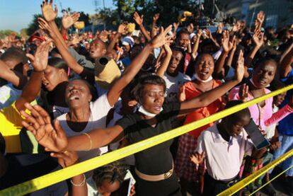 Fieles haitianos conmemoran en una ceremonia religiosa, ayer en Puerto Príncipe, el aniversario del terremoto.