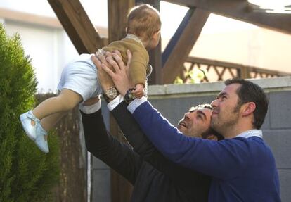 Ricardo Lucas y Iván Vallejo con su hijo, cuando tenía seis meses.