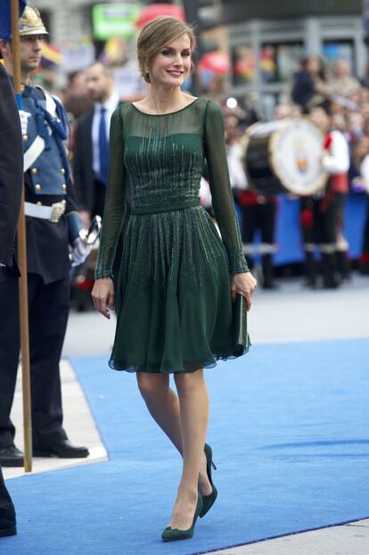 Doña Letizia, en tonos verdes, llega a la entrega de los premios Príncipe de Asturias en 2013.