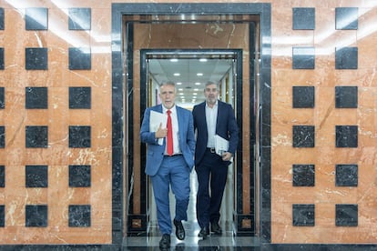 El ministro de Política Territorial y Memoria Democrática, Ángel Víctor Torres, junto al presidente de Canarias, Fernando Clavijo, tras la reunión celebrada en la sede de la Presidencia del Gobierno de Canarias este lunes.