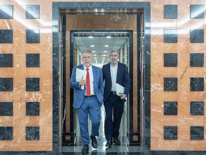 El ministro de Política Territorial y Memoria Democrática, Ángel Víctor Torres, junto al presidente de Canarias, Fernando Clavijo, tras la reunión celebrada en la sede de la Presidencia del Gobierno de Canarias este lunes.