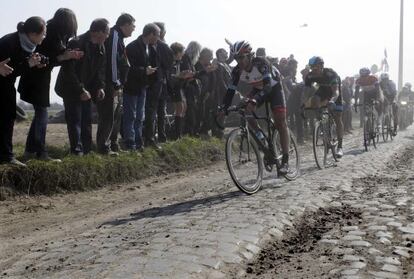 Cancellara, al frente del grupo en un tramo de pavés