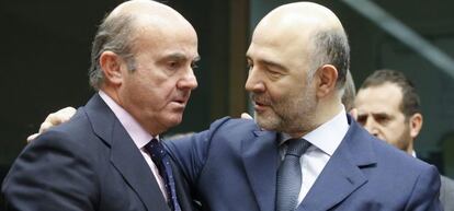 El ministro de Econom&iacute;a en funciones, Luis de Guindos, conversa con el comisario europeo de Asuntos Econ&oacute;micos, Pierre Moscovici, durante el pasado Ecofin.