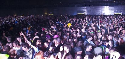 Miles de jóvenes colapsan la pista central del pabellón municipal Madrid Arena durante la actuación del DJ Aoki, el pasado 1 de noviembre.