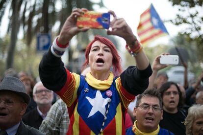 Una mujer vestida con banderas esteladas muestra su apoyo a la consellera Irene Rigau.