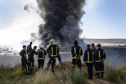 Bomberos durante el incendio de la planta de Chiloeches en agosto.