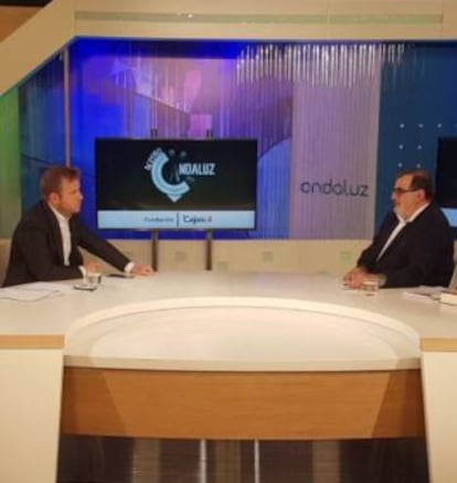 El periodista Fernando Pérez Monguió y José Rodríguez de la Borbolla, durante la entrevista en Ondaluz.