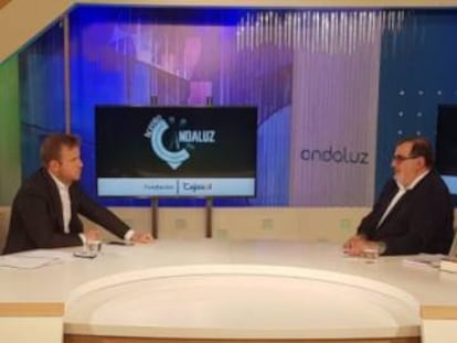 El periodista Fernando Pérez Monguió y José Rodríguez de la Borbolla, durante la entrevista en Ondaluz.