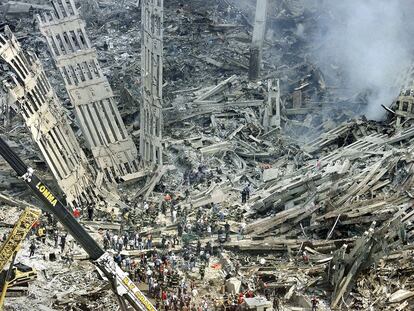 Equipos de rescate buscan en los escombros a víctimas del atentado, el 12 de septiembre de 2001.