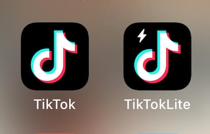 Logos de TikTok original y TikTok Lite en una pantalla de inicio de un móvil.