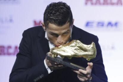 Cristiano besa su tercera Bota de Oro.