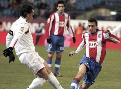 El jugador del Atlético de Las Cuevas (dcha.), lucha por el balón con Gibanel, del Granada.