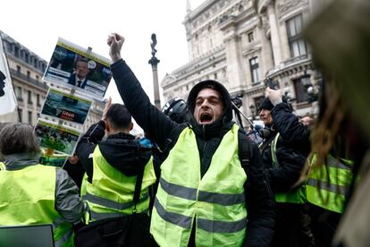 Las manifestaciones se celebraban a media jornada sin mayores incidentes, aunque por la tarde las primeras tensiones surgieron entre chalecos amarillos y fuerzas de seguridad en los Campos Elíseos de París, con algunos lanzamientos de piedras y gases lacrimógenos.