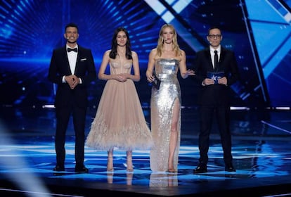 De izquierda a derecha: los presentadores de Eurovisión 2019 Assi Azar, Lucy Ayoub, Bar Refaeli y Erez Tal.
