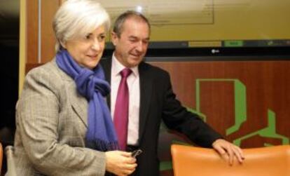 La ex consejera de Cultura, Mari Carmen Garmendia, ayer, en el Parlamento junto al presidente de la ponencia, Benjamín Atutxa.