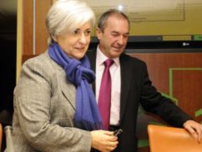 La ex consejera de Cultura, Mari Carmen Garmendia, ayer, en el Parlamento junto al presidente de la ponencia, Benjamín Atutxa.